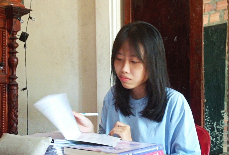 Việc ôn tập các môn học từ sớm giúp Ngọc Chi thấy thoải mái và không bị áp lực. Việc ôn tập các môn học từ sớm giúp Ngọc Chi thấy thoải mái và không bị áp lực.