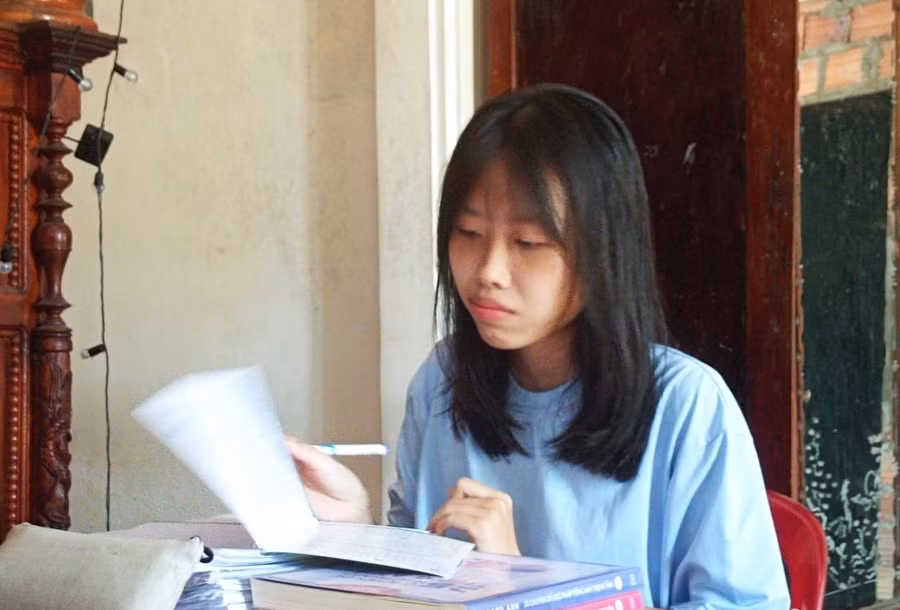 Việc ôn tập các môn học từ sớm giúp Ngọc Chi thấy thoải mái và không bị áp lực.