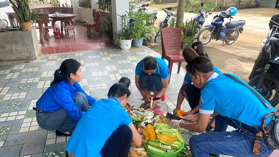 Các thành viên trong Hội phụ nữ huyện đang thái: Bí, bầu, mướp làm món ăn.