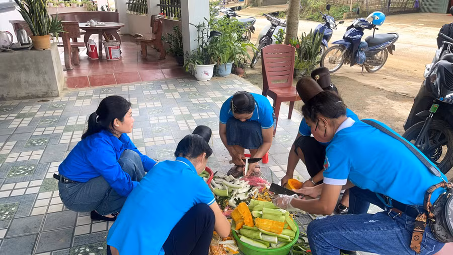 Các thành viên trong Hội phụ nữ huyện đang thái: Bí, bầu, mướp làm món ăn.