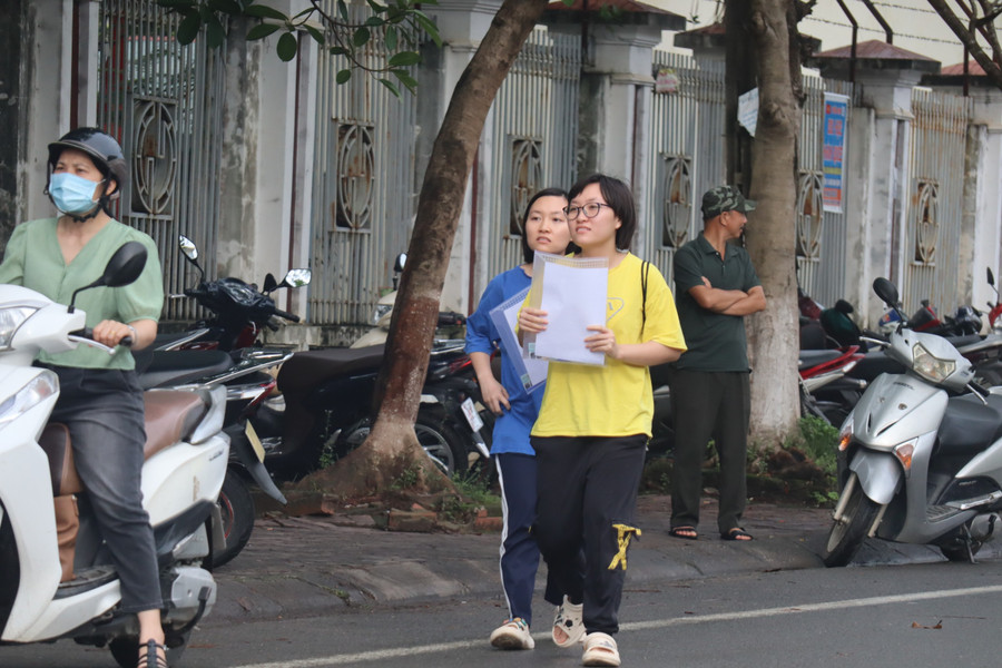 Học sinh ở điểm thi trường THPT Công nghiệp Hòa Bình vui vẻ sau khi kết thúc môn Ngữ Văn.