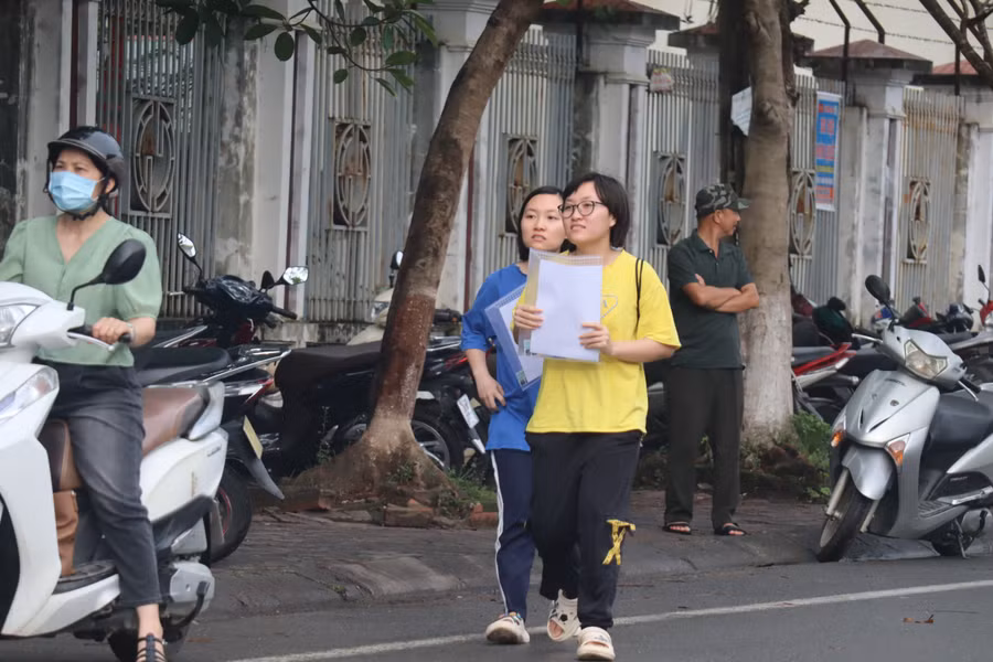 Học sinh ở điểm thi trường THPT Công nghiệp Hòa Bình vui vẻ sau khi kết thúc môn Ngữ Văn.