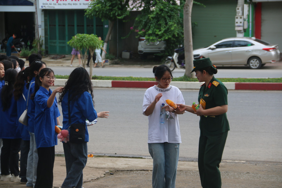Sự ân cần giúp đỡ của các chiến sỹ quân đội và đoàn thanh niên đã tiếp sức cho các em tự tin bước vào phòng thi.