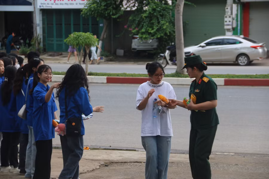 Sự ân cần giúp đỡ của các chiến sỹ quân đội và đoàn thanh niên đã tiếp sức cho các em tự tin bước vào phòng thi.