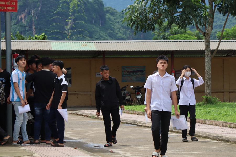 Các em học sinh trường THPT huyện Tân Lạc rời phòng thi môn tổng hợp. Các em học sinh trường THPT huyện Tân Lạc rời phòng thi môn tổng hợp.