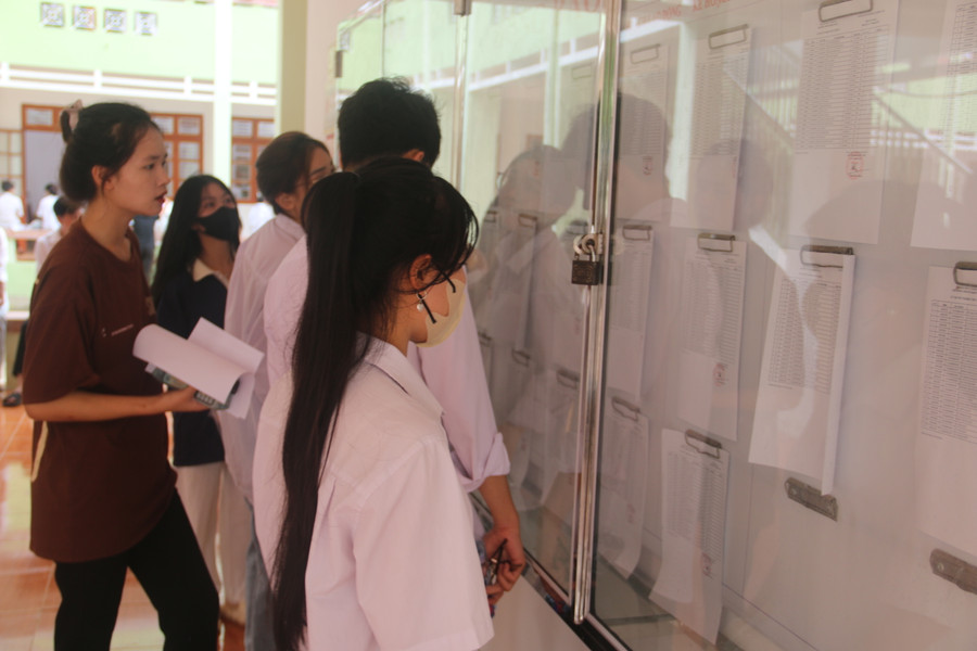 Học sinh xem danh sách phòng thi.