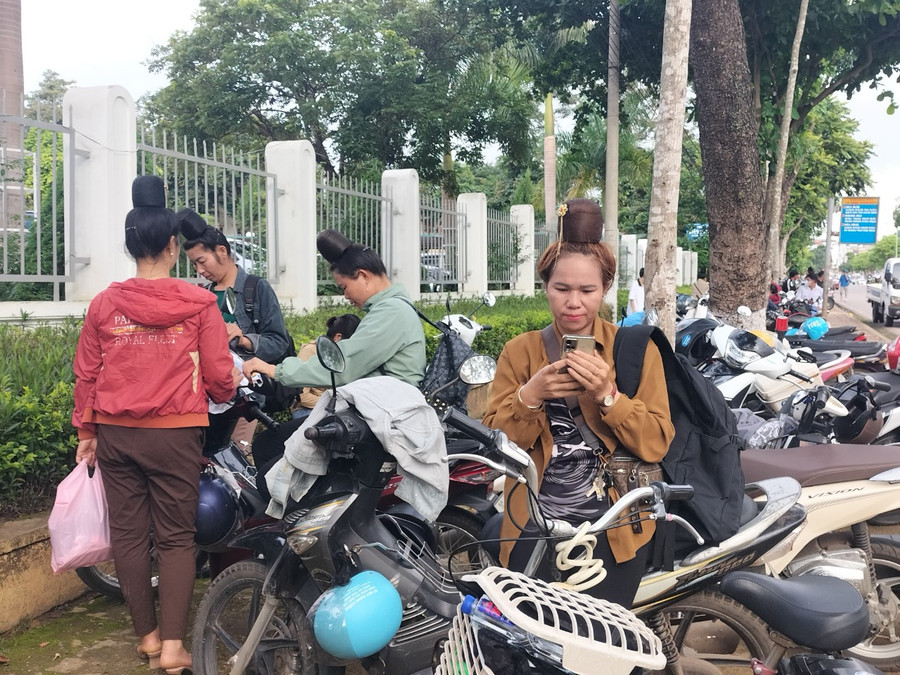 Các bậc phụ huynh đỗ xe ngoài cổng trường chờ đợi con thi bài tổ hợp. Các bậc phụ huynh đỗ xe ngoài cổng trường chờ đợi con thi bài tổ hợp.