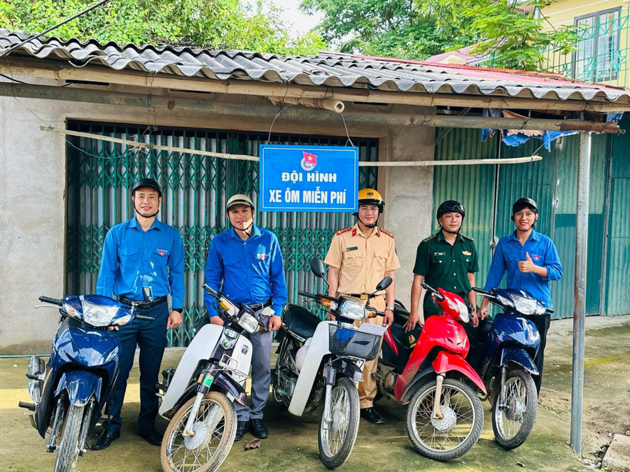 Đội hình xe ôm miễn phí của các tình nguyện viên túc trực để hỗ trợ các thí sinh khi có việc cấp bách.