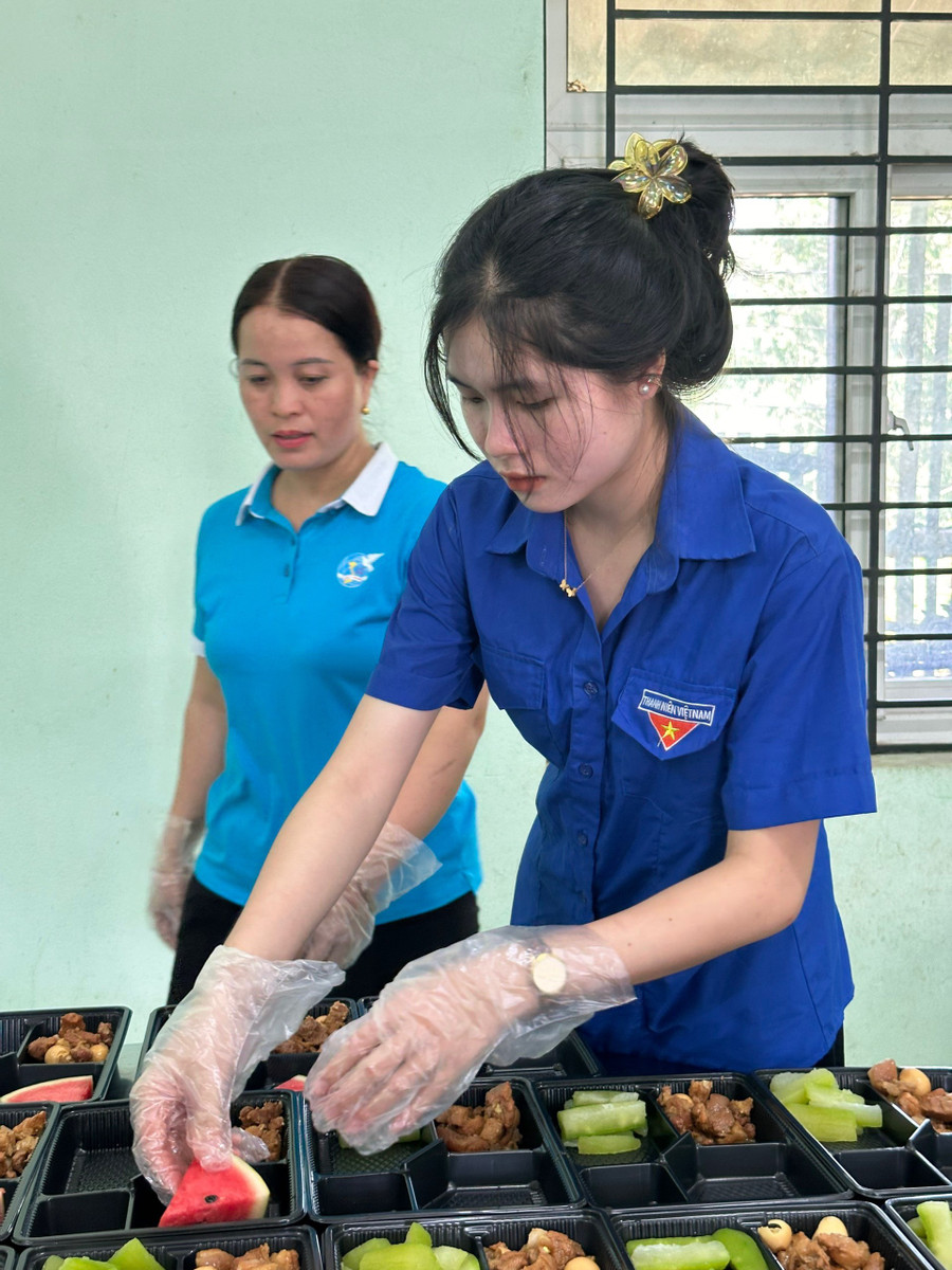 Các suất ăn được bày biện đủ món để chuẩn bị cho các sỹ tử tham gia kỳ thi tốt nghiệp.