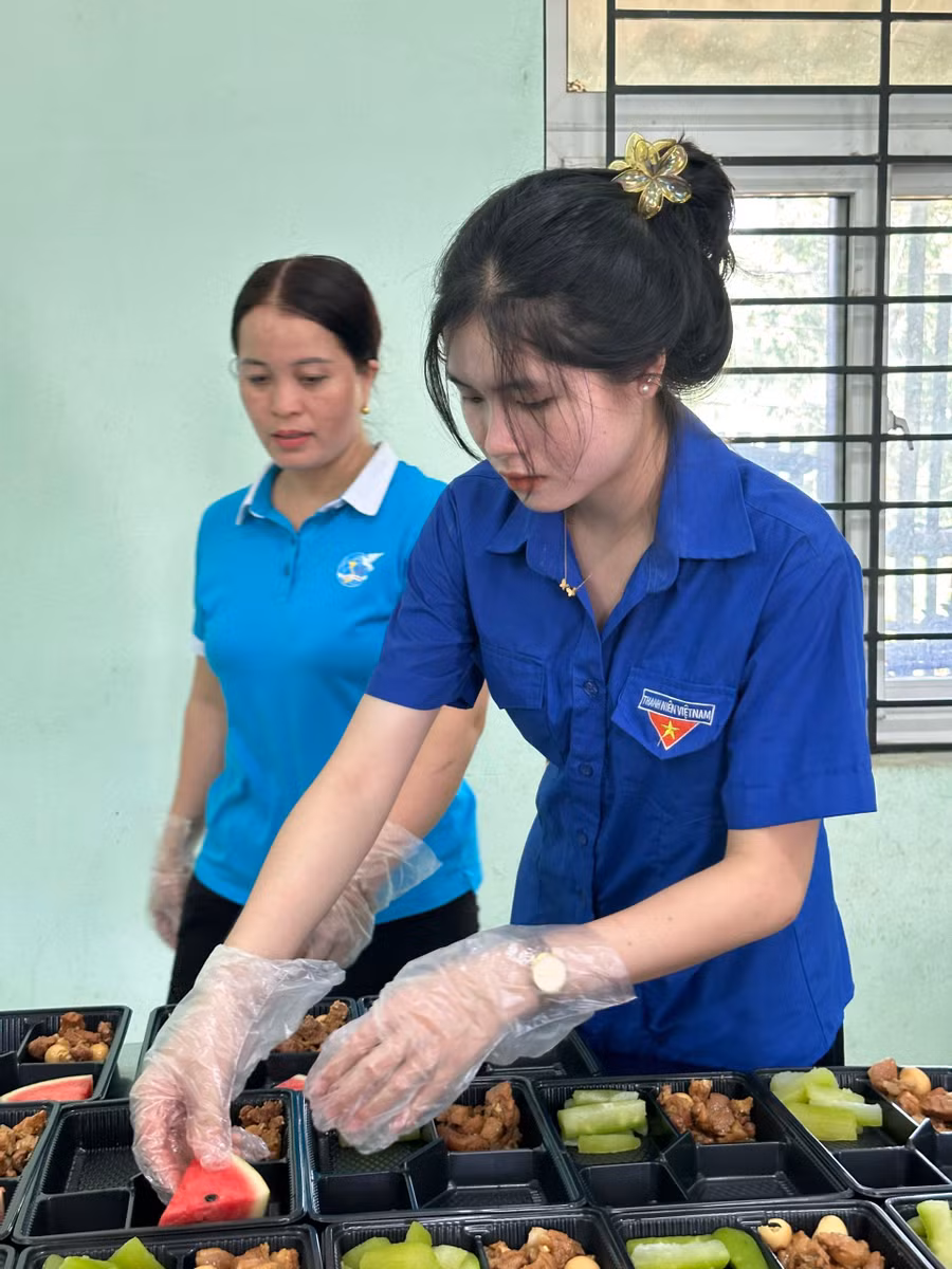 Các suất ăn được bày biện đủ món để chuẩn bị cho các sỹ tử tham gia kỳ thi tốt nghiệp.