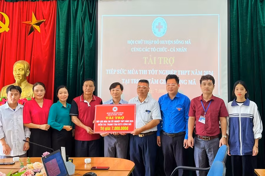Đoàn thanh niên huyện Sông Mã phối hợp với hội chữ thập đỏ, tổ chức xã hội quyên góp tiền hỗ trợ các thí sinh trong kỳ thi tốt nghiệp.