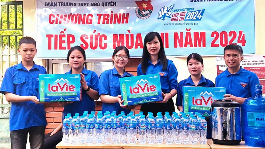 Các tình nguyện viên vui vẻ khi được giúp đỡ và tiếp sức mùa thi cho các sỹ tử. Các tình nguyện viên vui vẻ khi được giúp đỡ và tiếp sức mùa thi cho các sỹ tử.