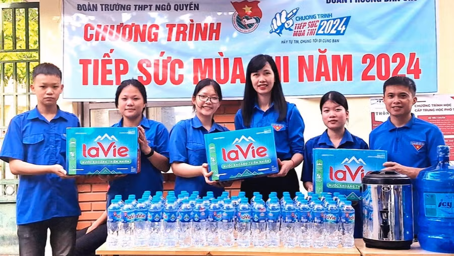 Các tình nguyện viên vui vẻ khi được giúp đỡ và tiếp sức mùa thi cho các sỹ tử.