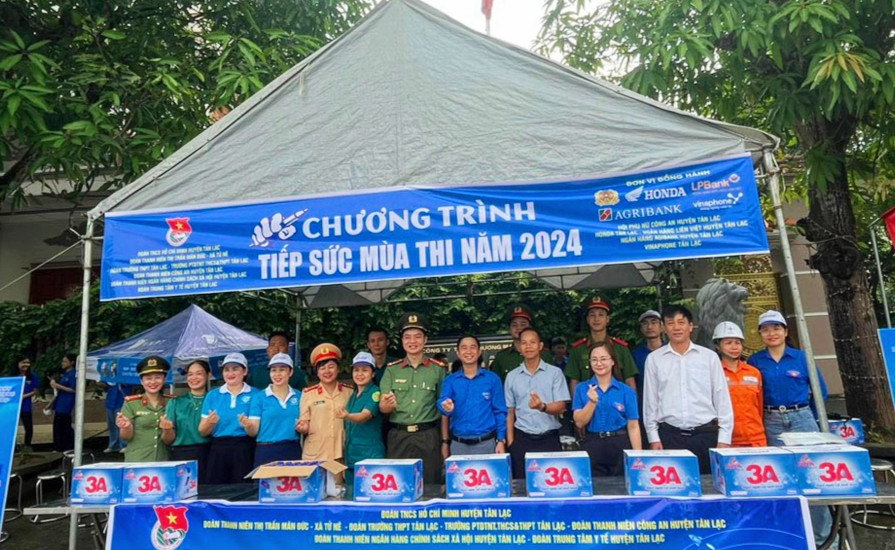 Đoàn tình nguyện viên đứng ở các điểm thi hỗ trợ thí sinh dự thi. Đoàn tình nguyện viên đứng ở các điểm thi hỗ trợ thí sinh dự thi.