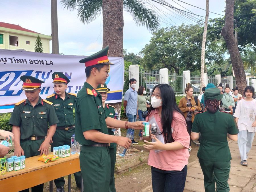 Lực lượng quân đội hỗ trợ sữa cho thí sinh dự thi tốt nghiệp.