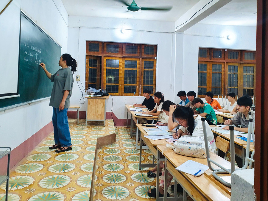 Trong đợt ôn thi tốt nghiệp THPT, TTGDTX đã huy động 9 giáo viên giảng dạy ôn thi tốt nghiệp cho học sinh. Trong đợt ôn thi tốt nghiệp THPT, TTGDTX đã huy động 9 giáo viên giảng dạy ôn thi tốt nghiệp cho học sinh.