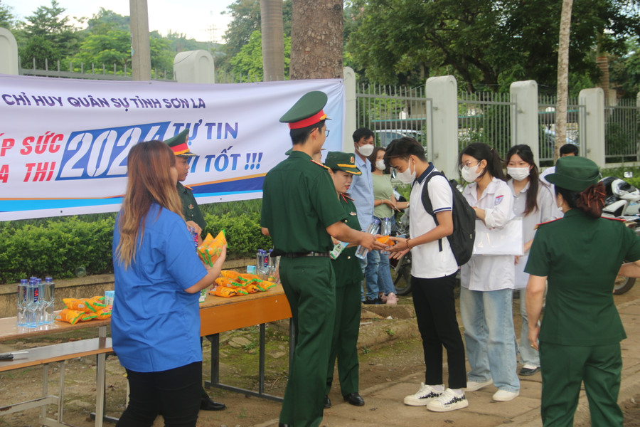 Các em học sinh được đoàn thiện nguyện hỗ trợ nước lọc trước khi bước vào phòng thi môn Toán. Các em học sinh được đoàn thiện nguyện hỗ trợ nước lọc trước khi bước vào phòng thi môn Toán.