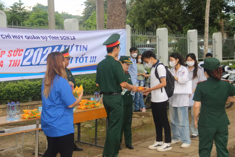 Các em học sinh được đoàn thiện nguyện hỗ trợ nước lọc trước khi bước vào phòng thi môn Toán.