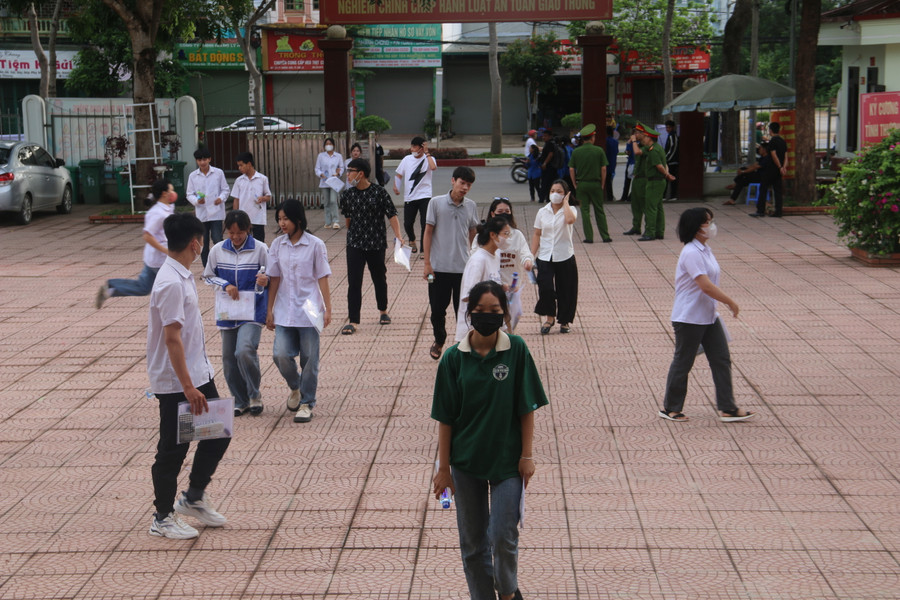Các em học sinh rời phòng thi với tâm trạng buồn, do không làm bài được như kỳ vọng. Các em học sinh rời phòng thi với tâm trạng buồn, do không làm bài được như kỳ vọng.