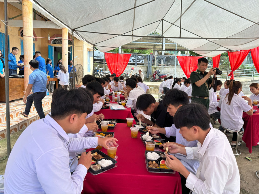 Các em học sinh ăn cơm sau khi kết thúc môn thi tổ hợp.