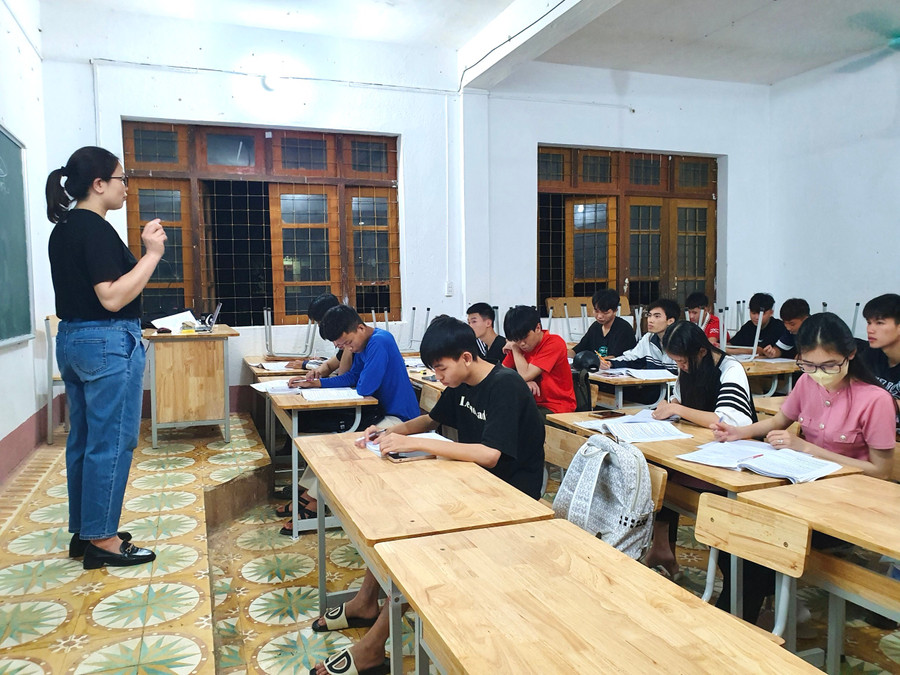 Một buổi phụ đạo ban đêm do Trung tâm tổ chức. Một buổi phụ đạo ban đêm do Trung tâm tổ chức.