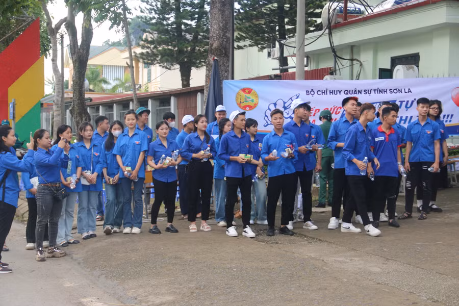 Đoàn thanh niên tình nguyện tại cổng trường THPT Chiềng Sinh, TP. Sơn La hỗ trợ các em học sinh dự thi tốt nghiệp.