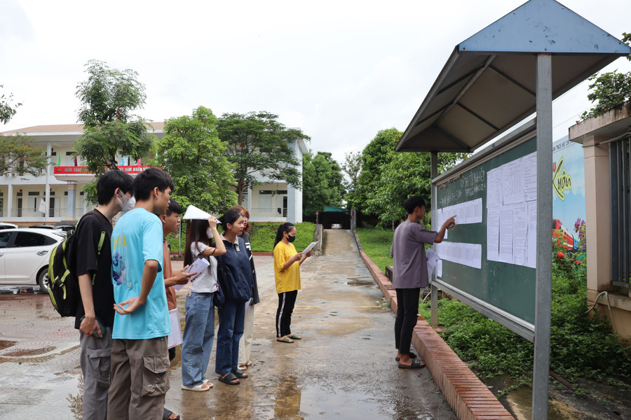 Các sĩ tử đến điểm thi từ rất sớm. Các sĩ tử đến điểm thi từ rất sớm.
