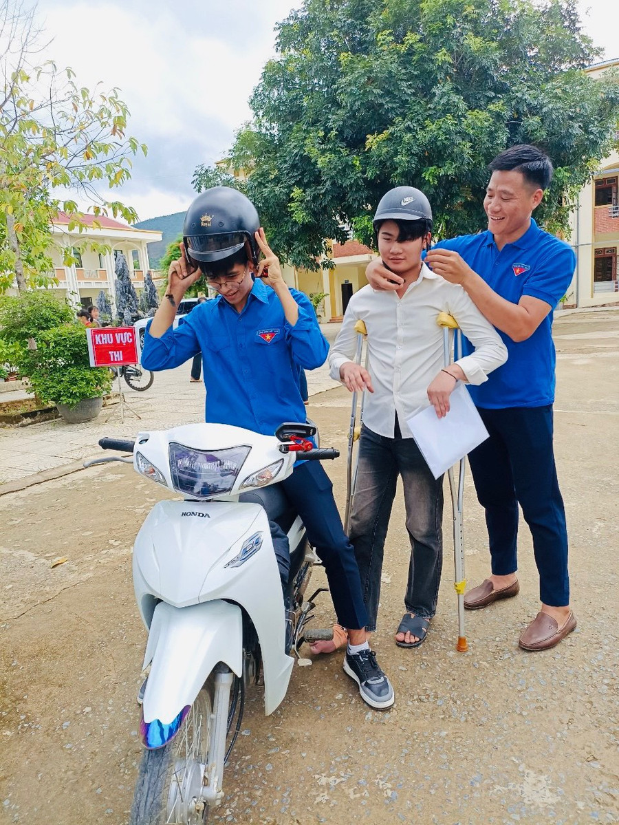Đoàn thanh niên tình nguyện chở học sinh bị gãy chân về nhà sau khi kết thúc môn thi tổ hợp.