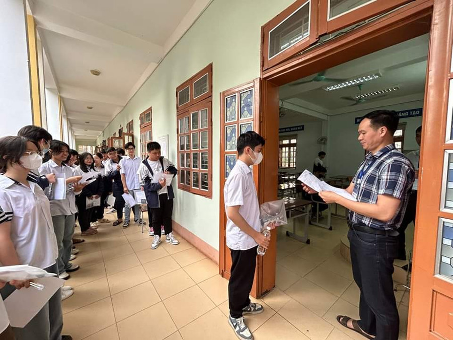 Giám thị đọc số báo danh gọi các thí sinh vào phòng thi.