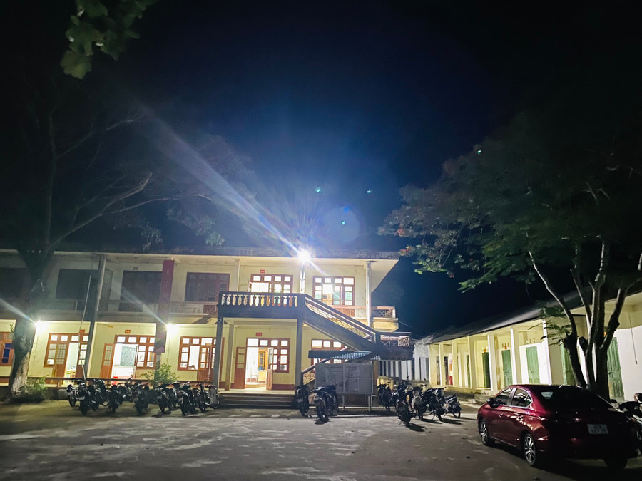 Dù ngày thi cận kề song các phòng học vẫn sáng đèn mỗi đêm. Dù ngày thi cận kề song các phòng học vẫn sáng đèn mỗi đêm.