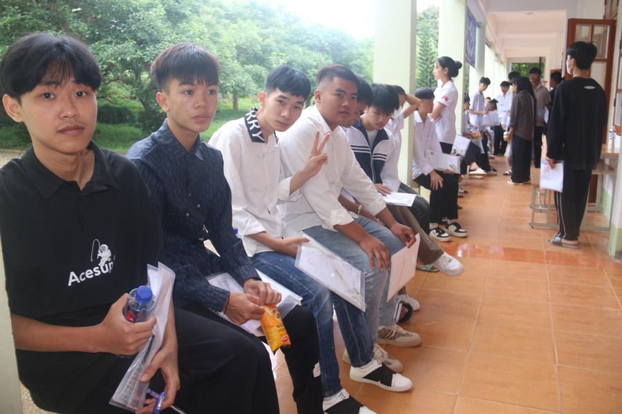 Học sinh tại điểm thi THPT Tô Hiệu, thành phố Sơn La trước giờ vào thi.