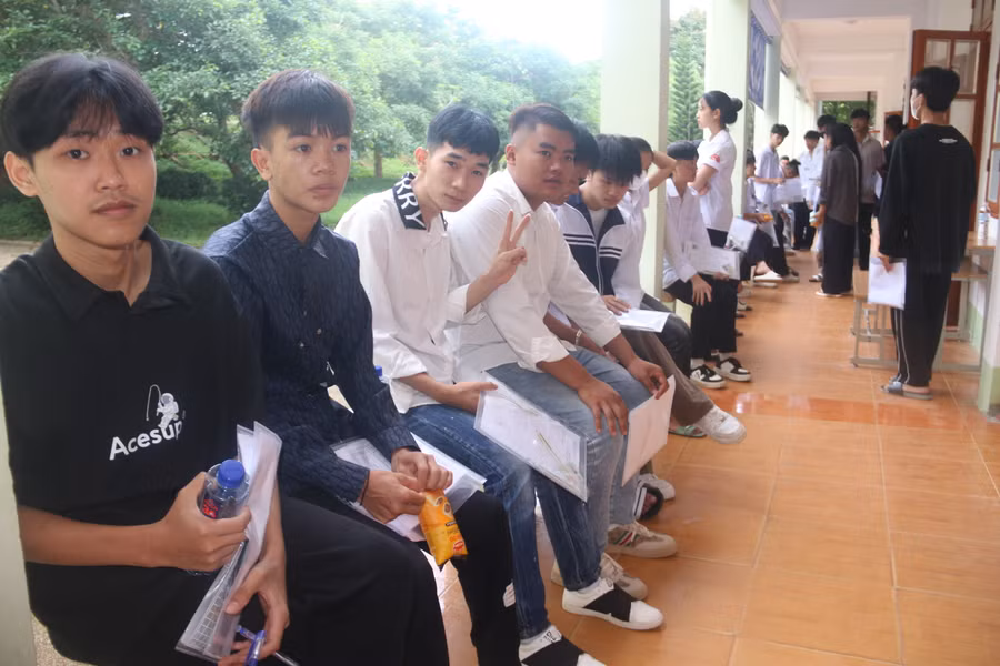 Học sinh tại điểm thi THPT Tô Hiệu, thành phố Sơn La trước giờ vào thi.