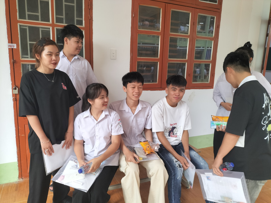 Các em học sinh đứng ngoài hành lang phòng thi ở điểm thi THPT Chiềng Sinh.