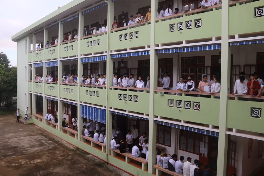 Trước giờ vào làm bài thi môn Toán các thí sinh tập trung ở ngoài hành lang phòng thi.