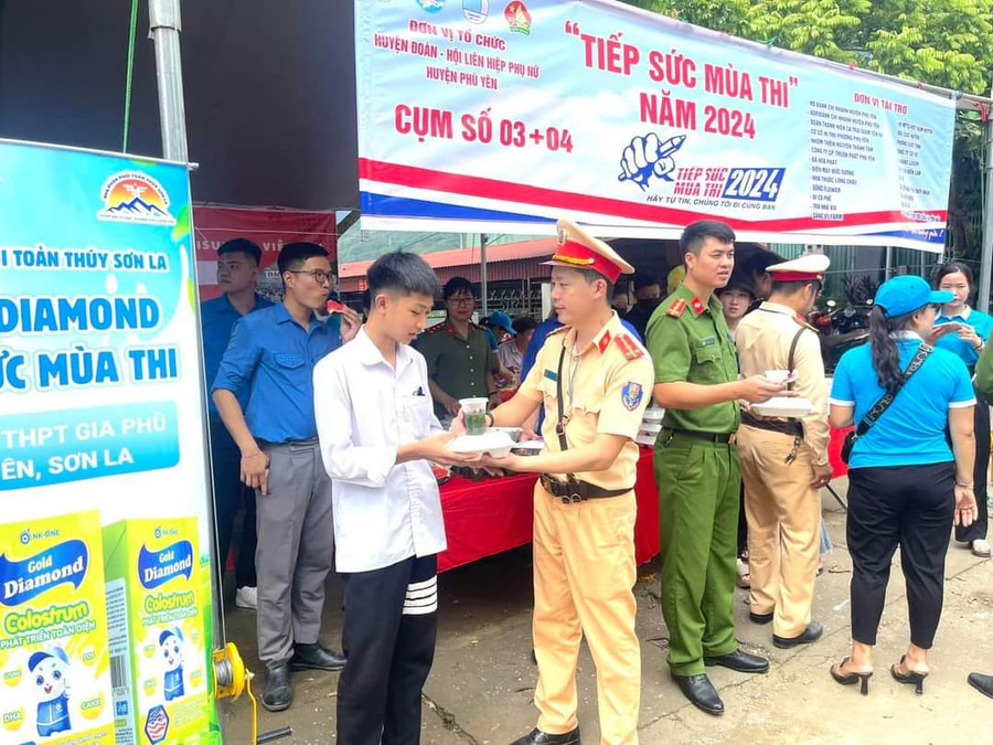 Lực lượng Công an hỗ trợ nước cơm cho cho các thí sinh xa nhà.