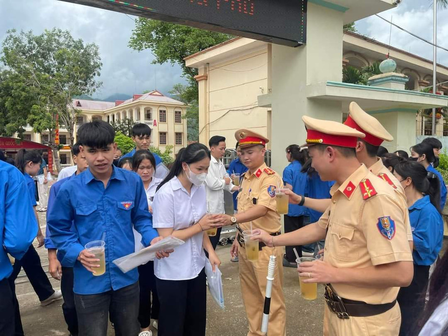 Các thí sinh nhận nước chanh từ lực lượng cảnh sát giao thông và thanh niên tình nguyện.