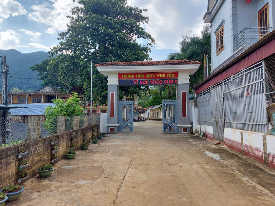 TTGDTX Phù Yên có diện tích 14.000 m2, với 11 phòng học. TTGDTX Phù Yên có diện tích 14.000 m2, với 11 phòng học.