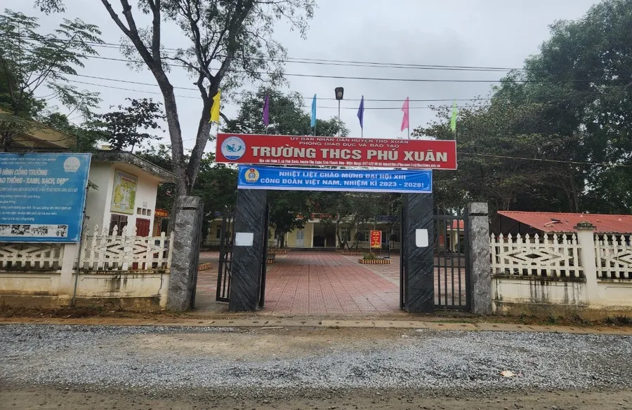 Trường THCS Phú Xuân.