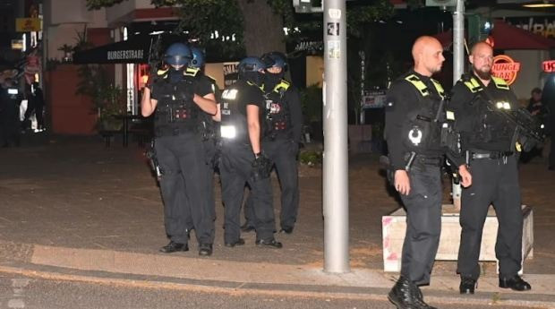 Cảnh sát được trang bị súng đã tiến hành truy lùng nghi phạm. Cảnh sát được trang bị súng đã tiến hành truy lùng nghi phạm.