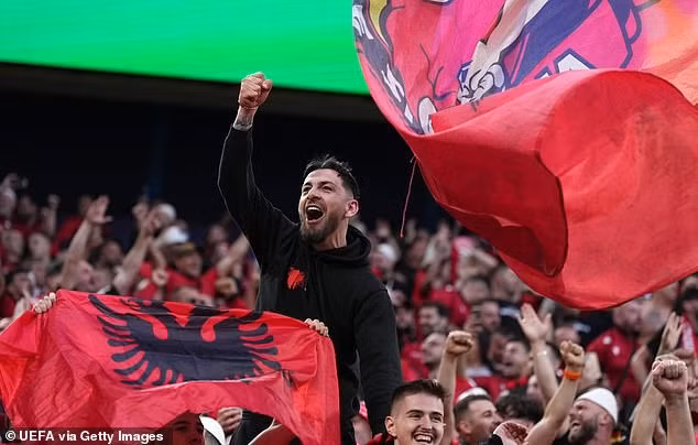 Người hâm mộ Albania bùng nổ khi đội nhà có bàn dẫn trước Italia.
