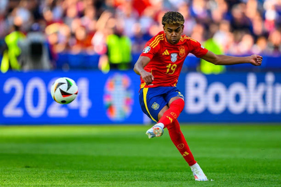 Lamine Yamal trở thành cầu thủ trẻ nhất ra sân và cũng là người trẻ nhất kiến tạo thành bàn trong lịch sử EURO. Lamine Yamal trở thành cầu thủ trẻ nhất ra sân và cũng là người trẻ nhất kiến tạo thành bàn trong lịch sử EURO.