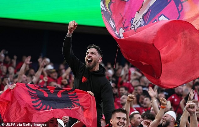 Người hâm mộ Albania bùng nổ khi đội nhà có bàn dẫn trước Italia. Người hâm mộ Albania bùng nổ khi đội nhà có bàn dẫn trước Italia.