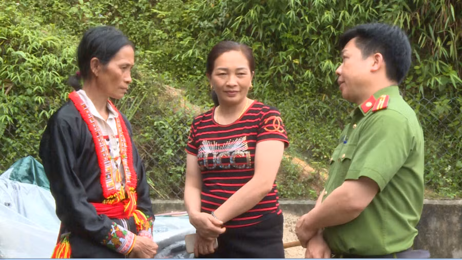 Công an xã Tân Phượng tuyên truyền, vận động nhân dân không mê tín, dị đoan.