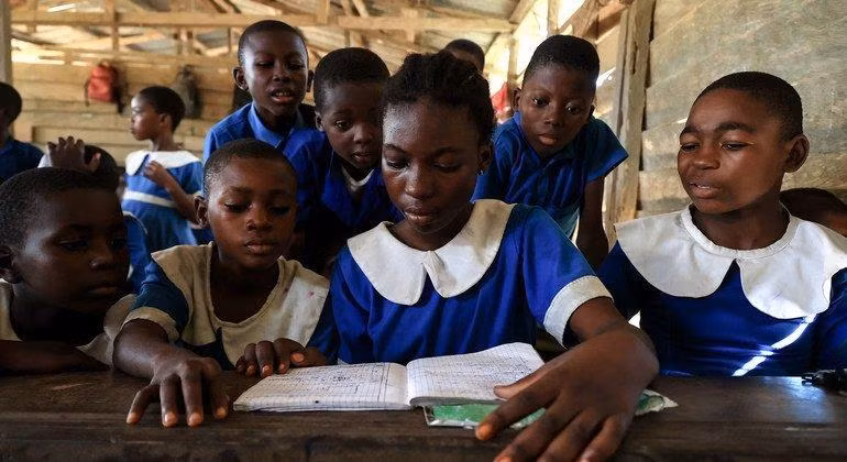 Trẻ em Cameroon học tập trong các trại di tản.