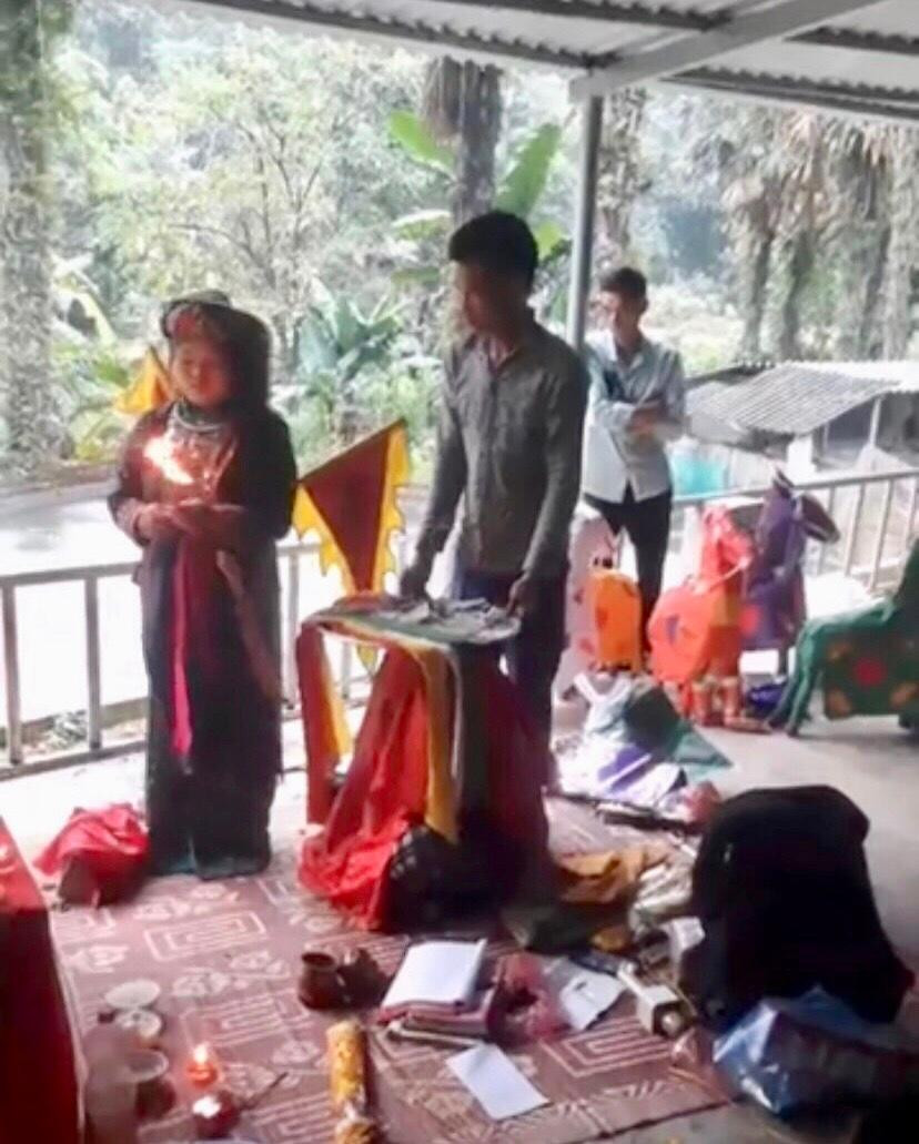 Người dân Tân Phượng thực hiện lễ cúng được cho rằng không phù hợp phong tục, tín ngưỡng.