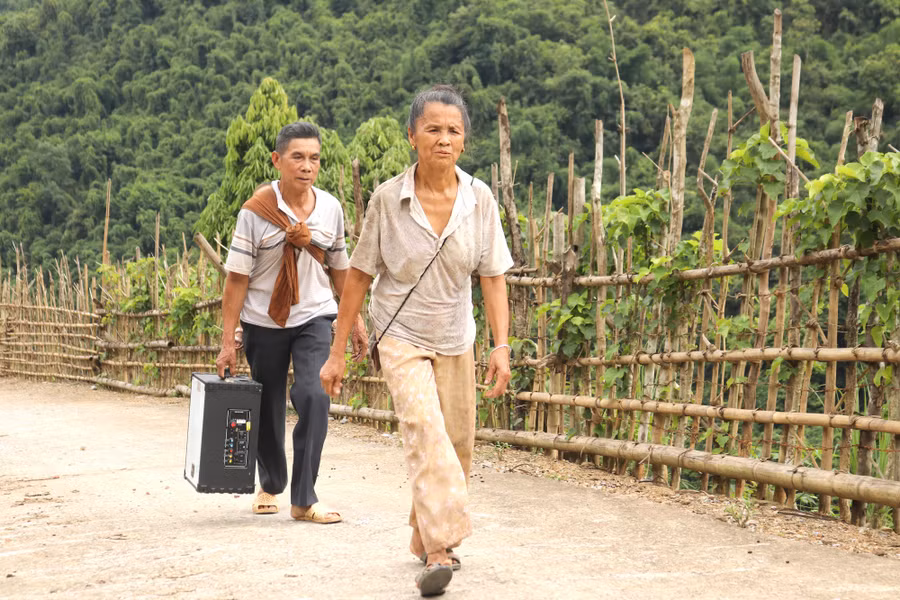 Vợ chồng ông Tạo chuyển đồ đạc lên nhà mới ở khu tái định cư.