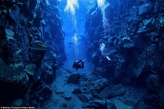 Mathieu Foulquie, một nhà sinh học hàng hải Pháp, lặn xuống độ sâu 15 m trong khe Silfra ở phía nam Iceland. Nằm trong hồ Thingvellir, khe Silfra ngăn cách lục địa Bắc Mỹ và Á - Âu. lm