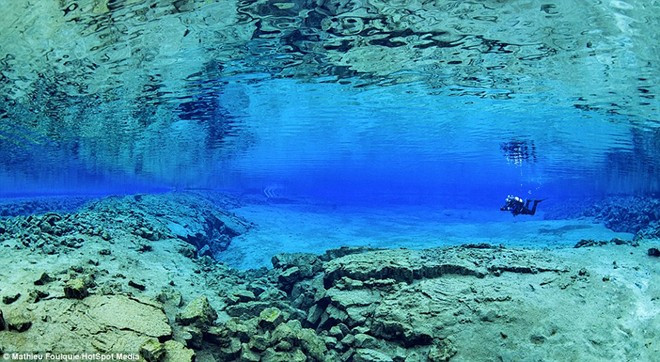 Nước ở đây trong vắt như pha lê, với tầm nhìn xa lên tới 100 m. av