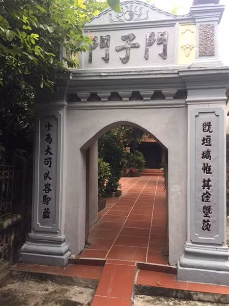 Cổng vào với 3 chữ nho “Môn tử Môn”.