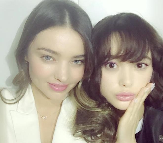 Tina "đọ sắc" với người mẫu nổi tiếng Miranda Kerr trong một sự kiện quảng cáo thời trang tại Nhật. Tina